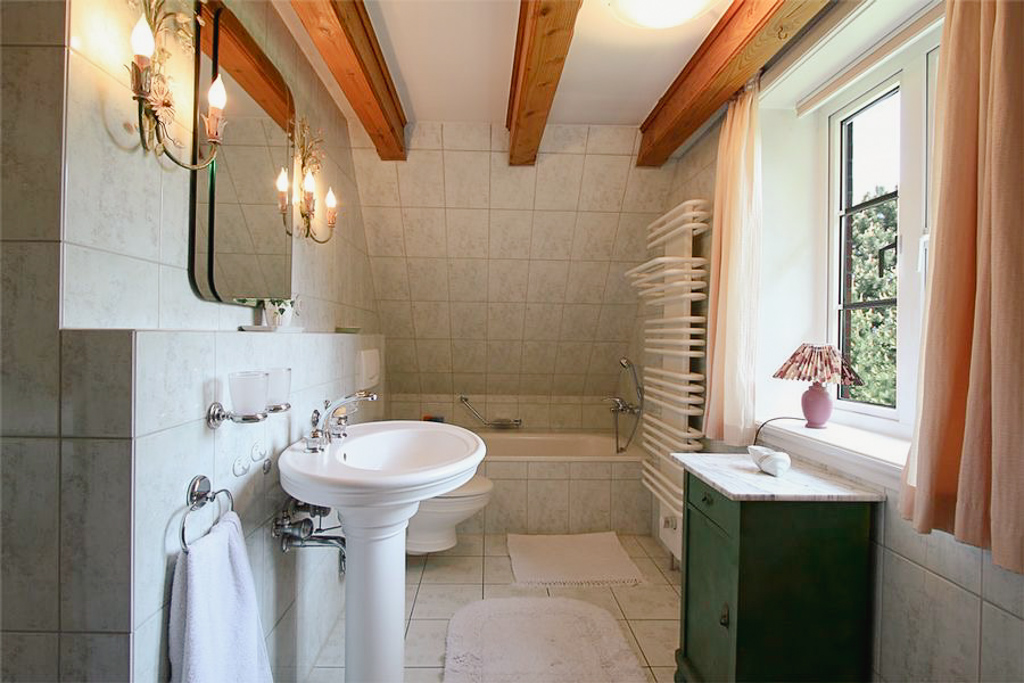 Ferienhaus Classic – Badezimmer im Obergeschoss mit Badewanne