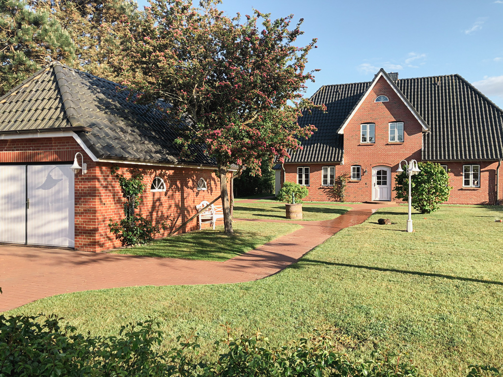 Ferienhaus Classic – Außenansicht mit Zufahrt und Nebengebäude