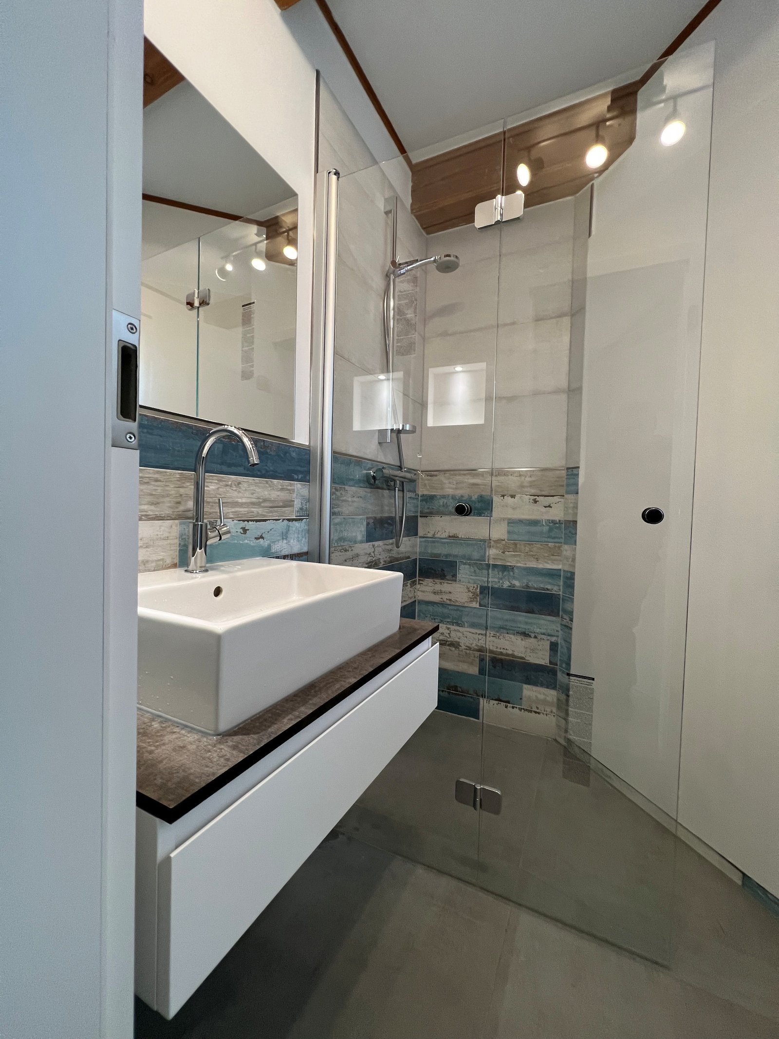 Ferienhaus Classic – Duschbad im Erdgeschoss mit Glasdusche und Waschtisch