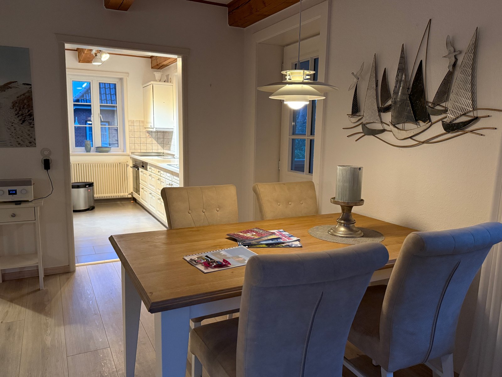 Ferienhaus Classic – Esstisch mit Blick in die Küche