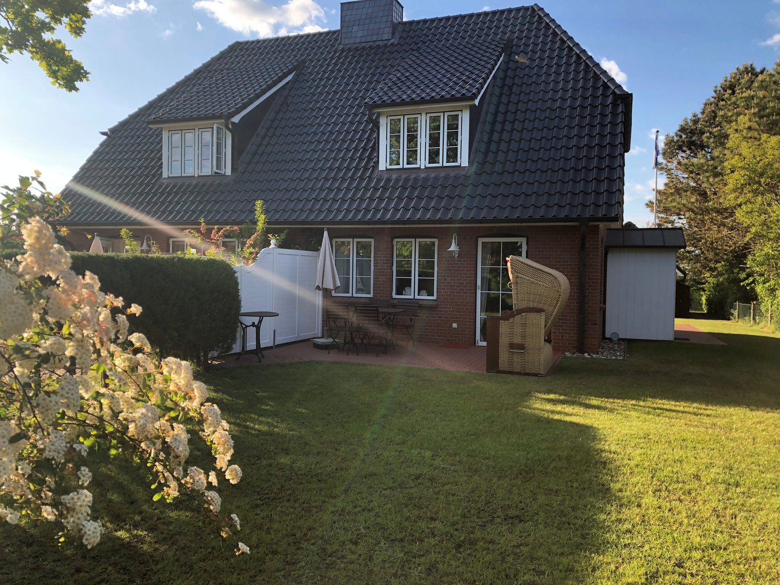 Ferienhaus Classic – Garten und Terrasse mit Strandkorb