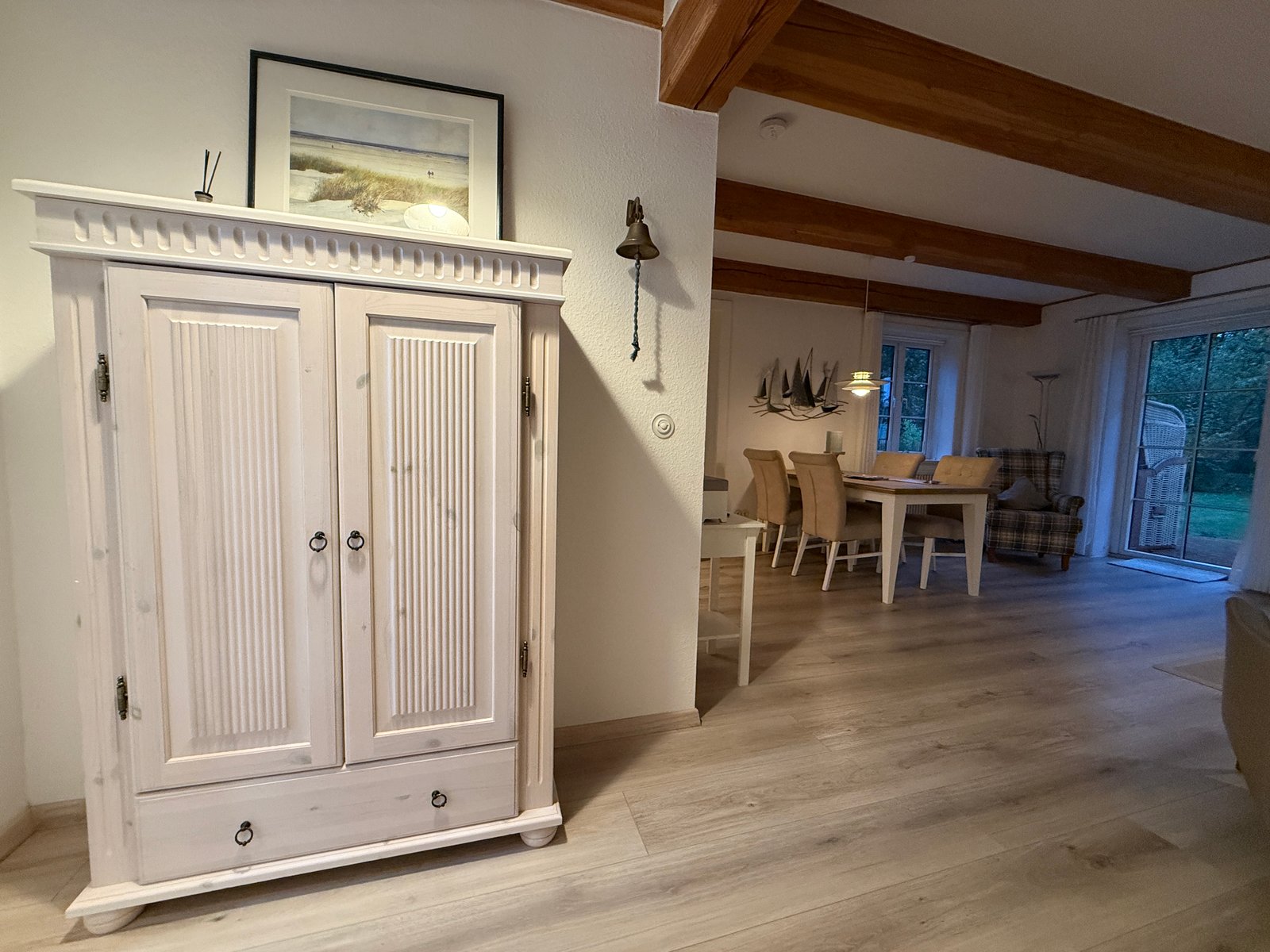 Ferienhaus Classic – Wohn- und Essbereich mit Zugang zur Terrasse